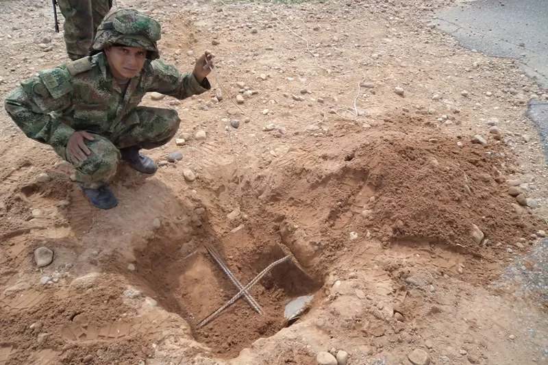 Expertos antiexplosivos del Ejército realizaron la activación del campo minado en la vía Tame - Arauca en el departamento de Arauca.